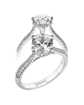 Engagement Ring in 18k Gold with Diamonds
