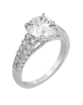 Engagement Ring in 18k Gold with Diamonds