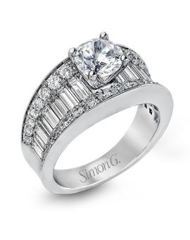 Engagement Ring in 18k Gold with Diamonds