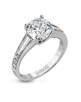 Engagement Ring in 18k Gold with Diamonds