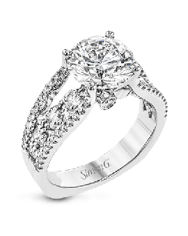 Engagement Ring in 18k Gold with Diamonds