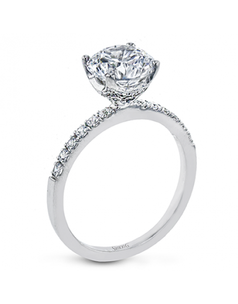 Engagement Ring in 18k Gold with Diamonds