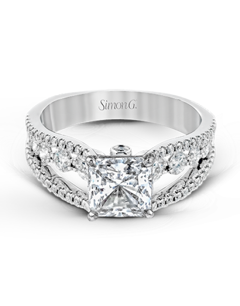 Engagement Ring in 18k Gold with Diamonds