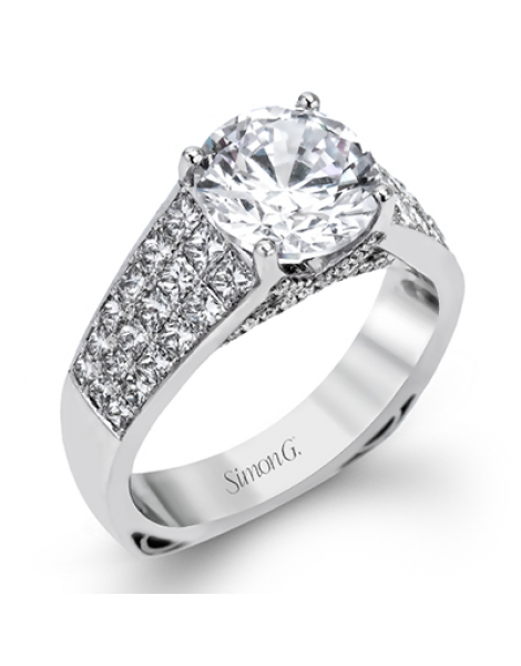 Engagement Ring in 18k Gold with Diamonds