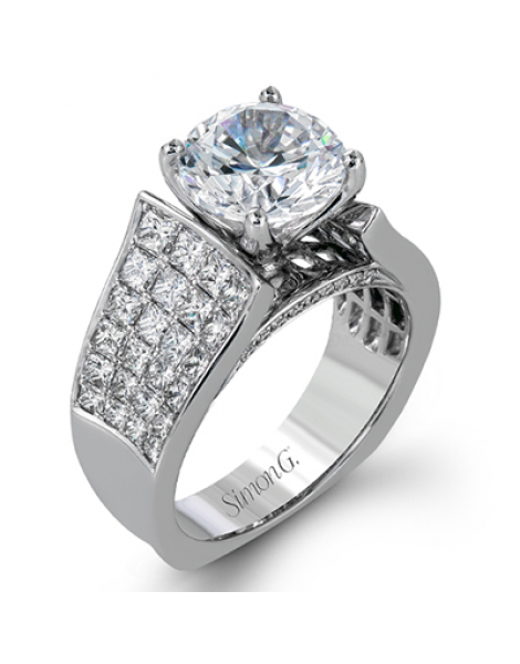 Engagement Ring in 18k Gold with Diamonds